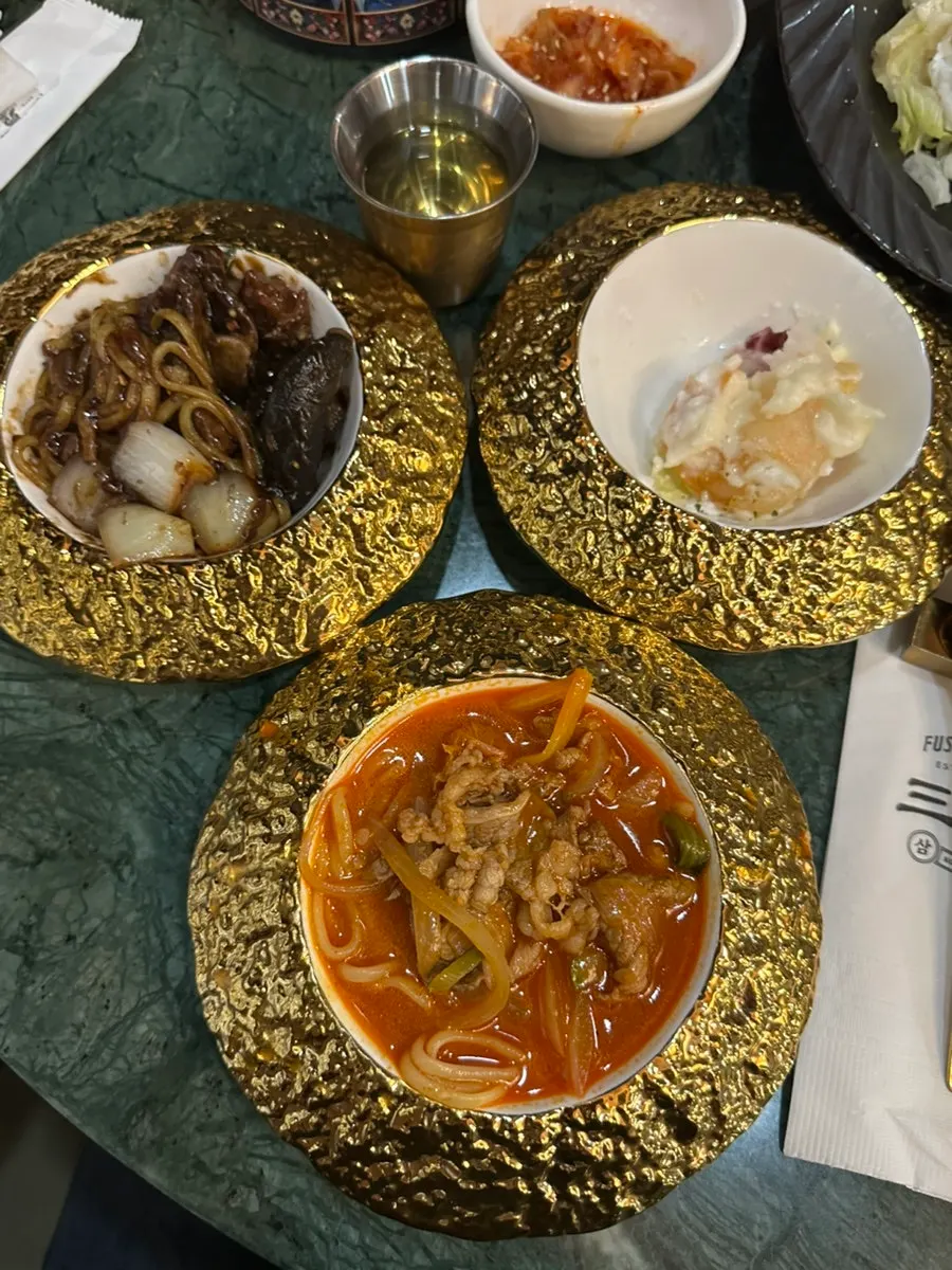 갈비찜 짜장면과 우유크림 새우가 놓인 테이블