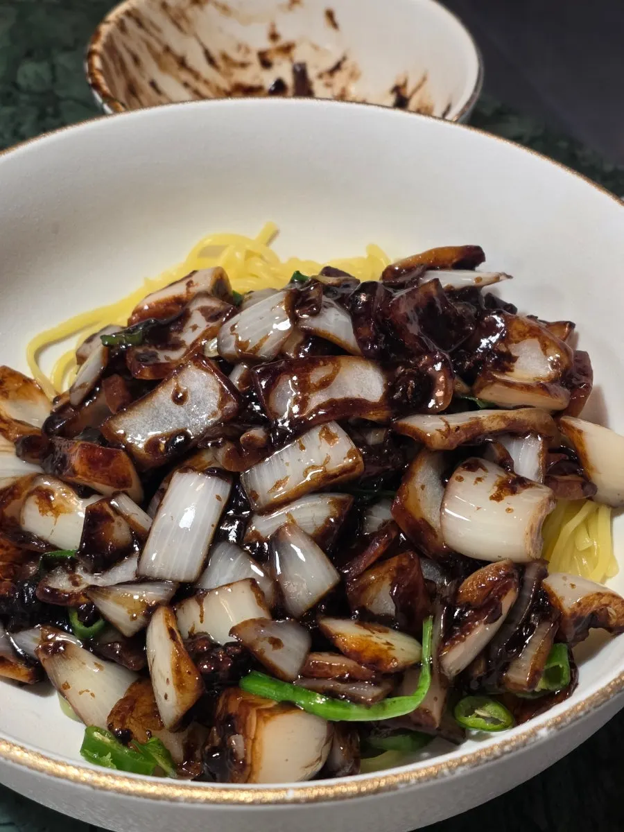 A bowl of yuni gochu ganjajangmyeon
