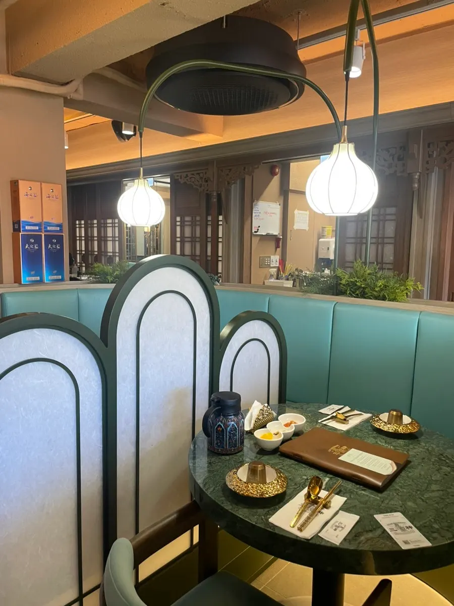 삼신 가로수길점 내부 세로 전경