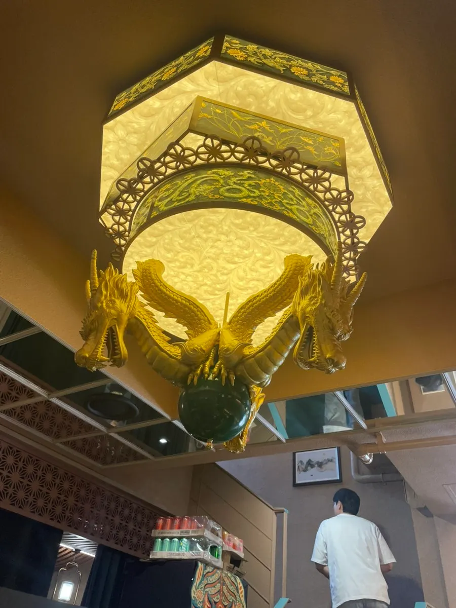 천장에 용 장식이 달린 삼신 가로수길점 고급 중식당 분위기