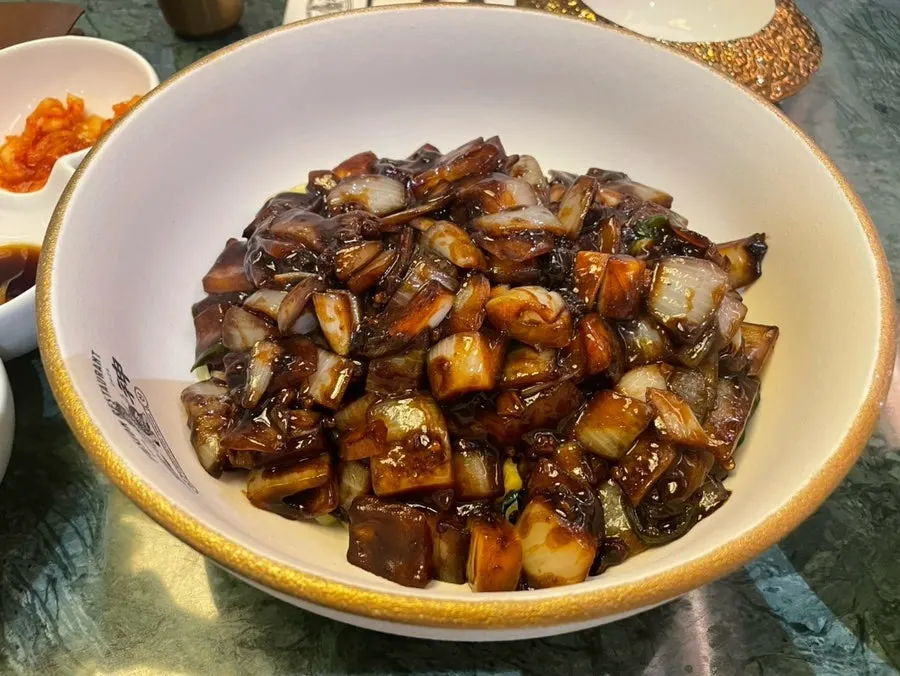 삼신 가로수길점 유니 고추 간짜장면 곱빼기 한 그릇
