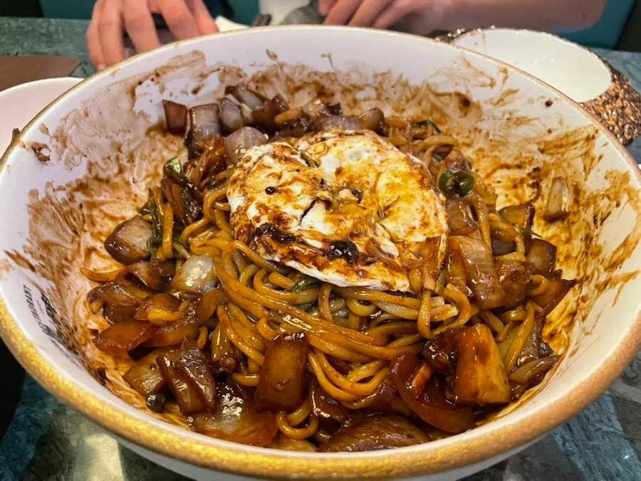 계란후라이가 올라간 유니 고추 간짜장면