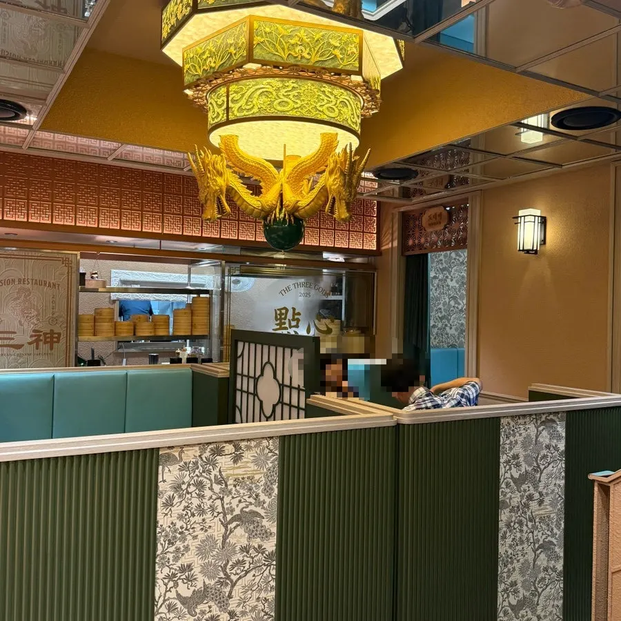 Interior of Samsin with a dragon decoration on the ceiling