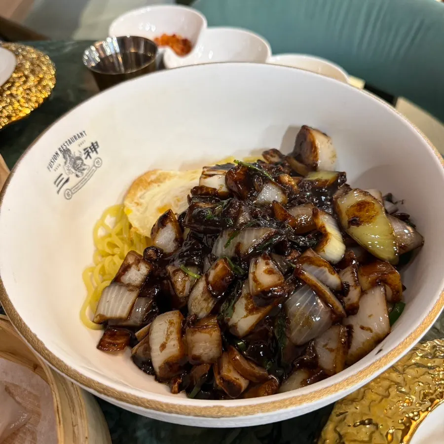 Yuni chili jajangmyeon loaded with big onion chunks