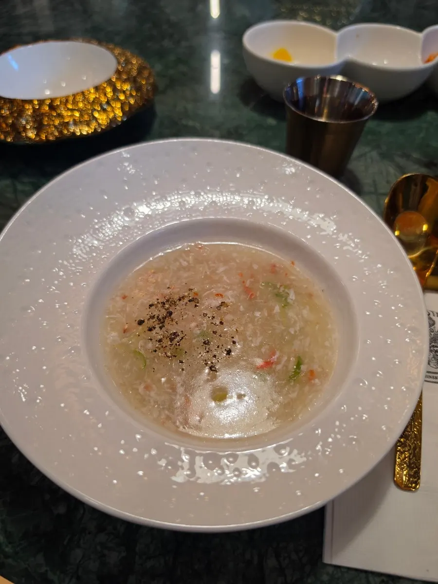 Crab and starch soup dusted with pepper