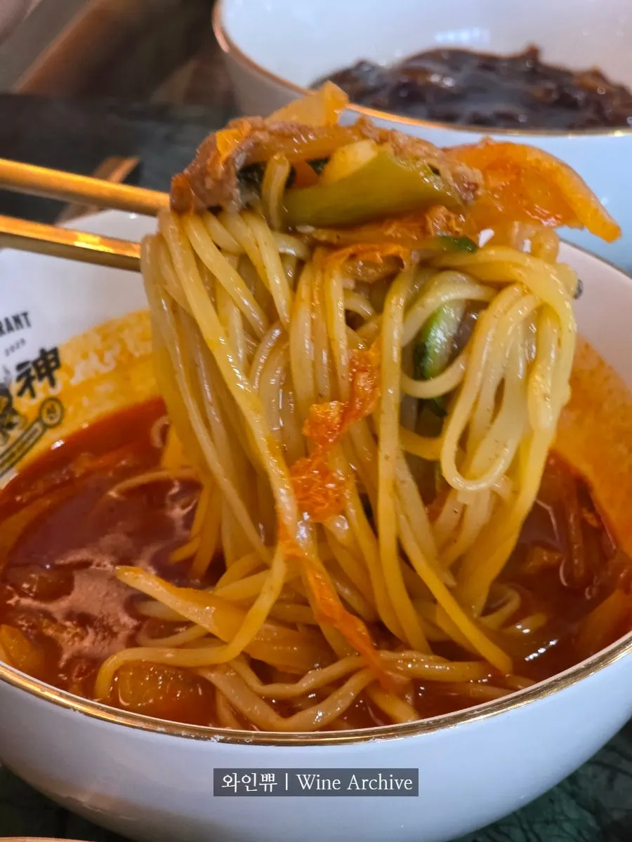 Noodles and toppings in the meat jjamppong