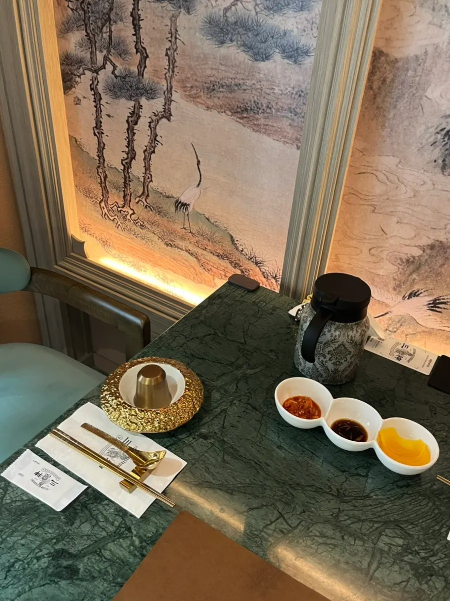 세련된 삼신 가로수길점 내부 인테리어