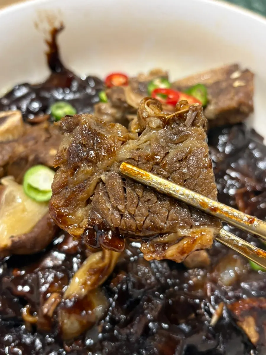 Noodles in galbi-jjim jajangmyeon before mixing
