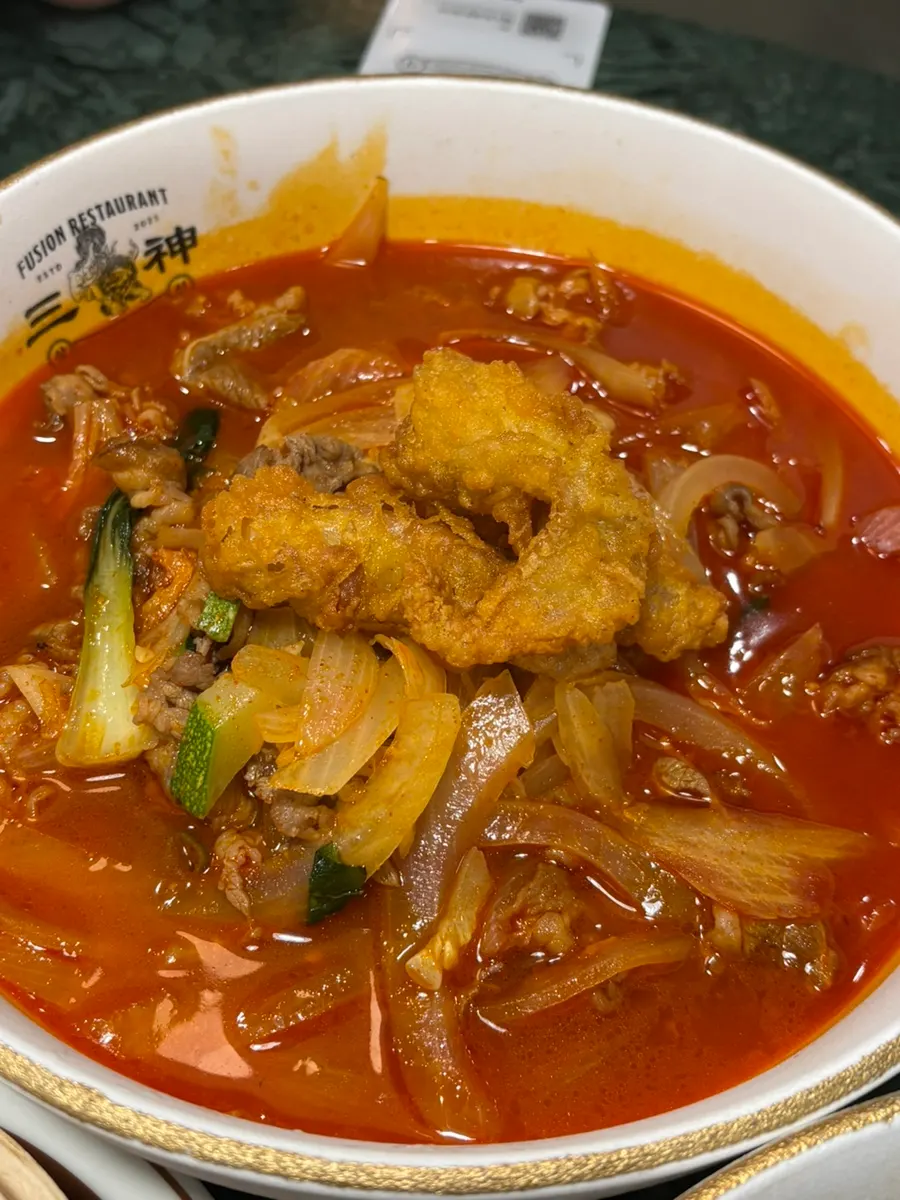 Tebanaka jjamppong topped with fried chicken