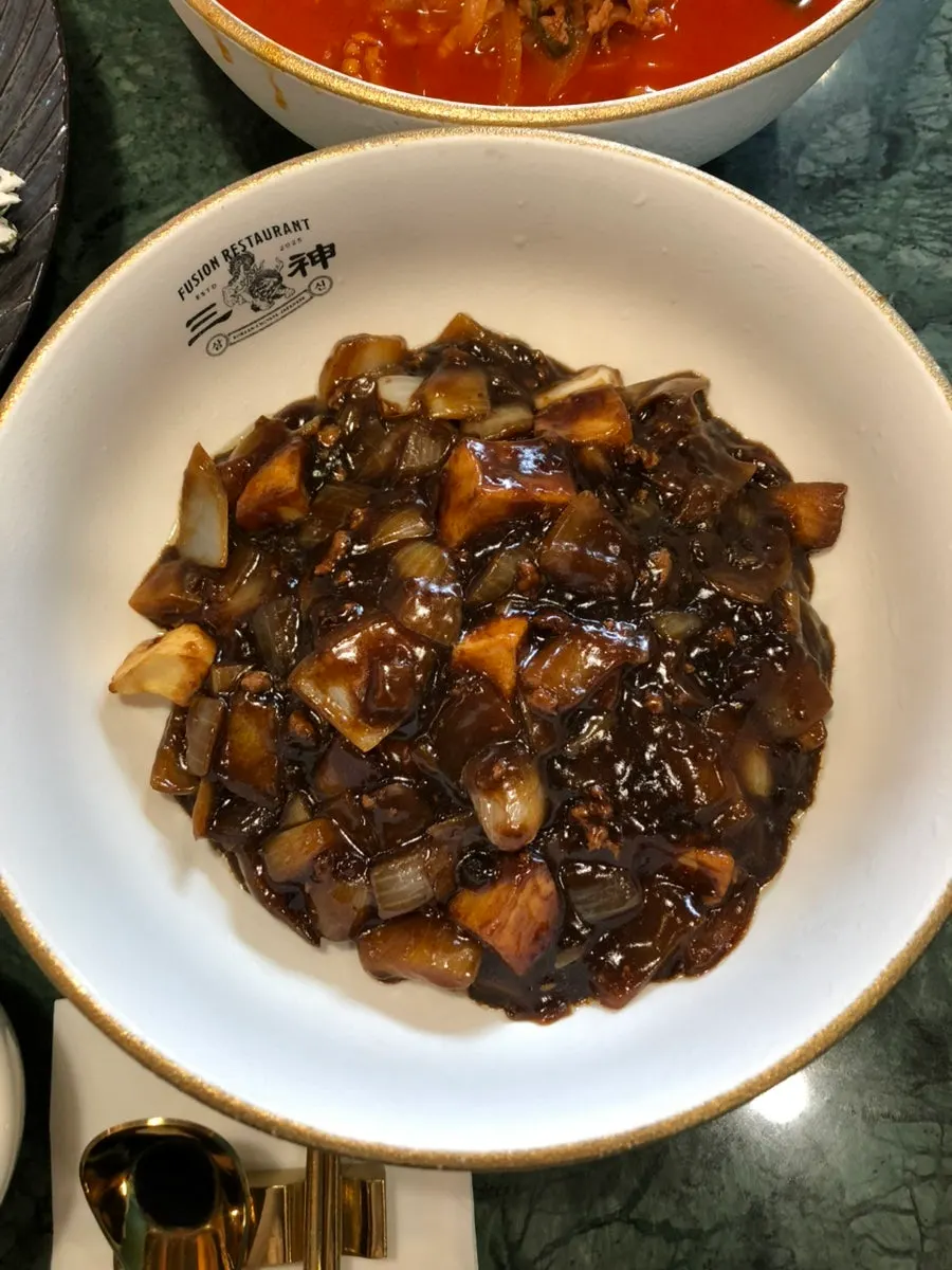 테이블에 차려진 삼신 가로수길점 단품 요리들