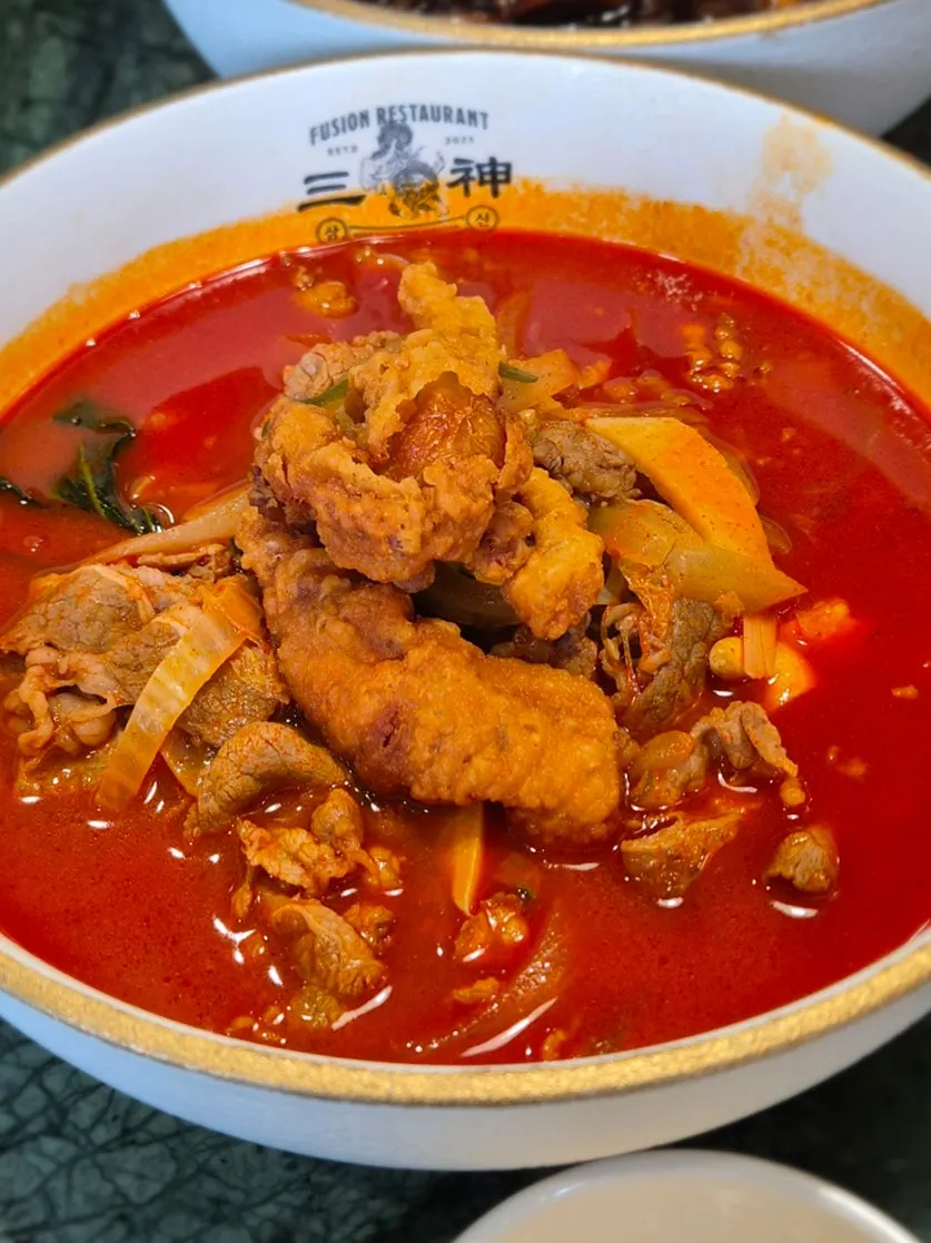 고기 짬뽕 국물과 면발