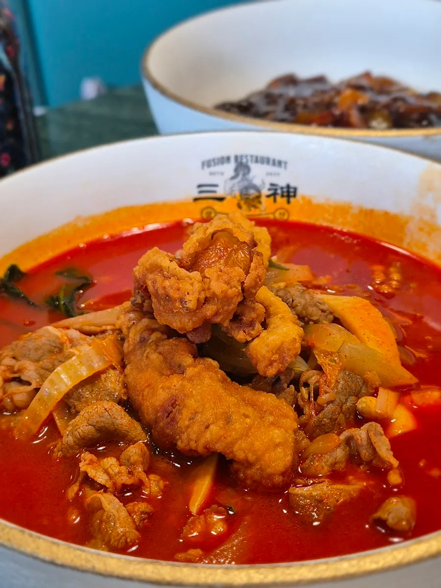 차돌박이와 버섯 토핑이 올라간 고기 짬뽕