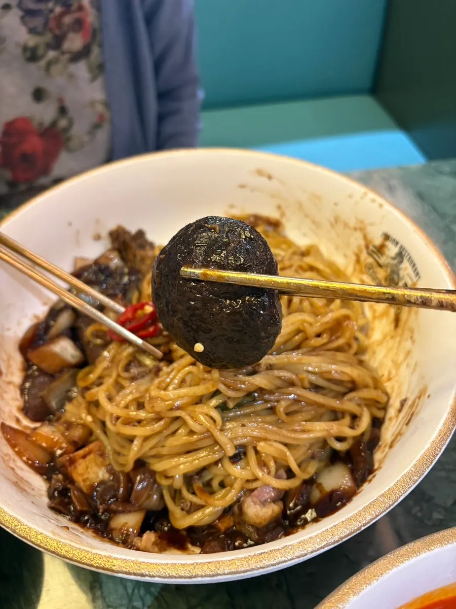 A large mushroom found in the galbi-jjim jajangmyeon