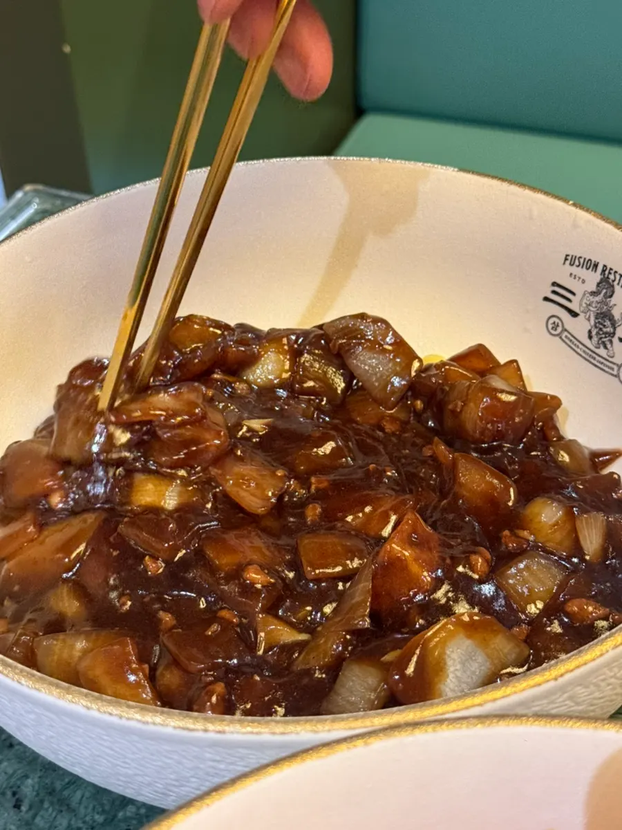 짬뽕 위에 올라간 고기 토핑