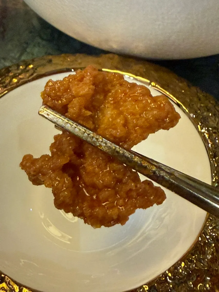 국물에 적셔진 고기 토핑 클로즈업