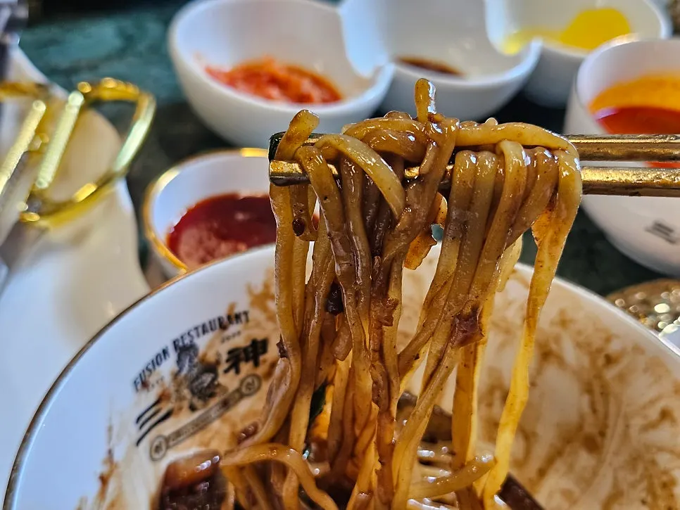 삼신 가로수길점 테이블 위 중식 메뉴