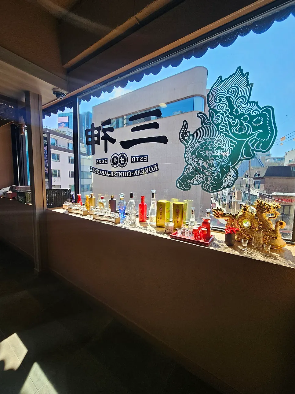 삼신 가로수길점 2층으로 올라가는 중국풍 입구