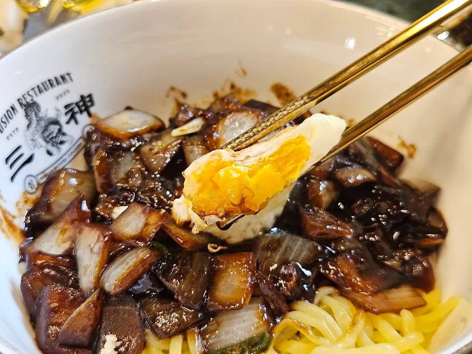 간짜장과 함께 나온 짬뽕 국물