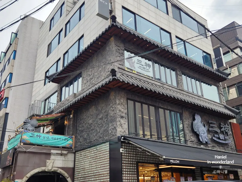 Samsin Garosu-gil, a Korean-Chinese-Japanese fusion Chinese restaurant near Sinsa Station