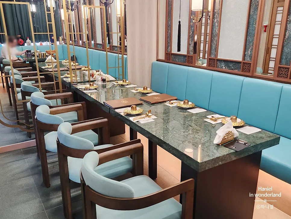 A divided table setup in the 3rd-floor hall of Samsin Garosu-gil