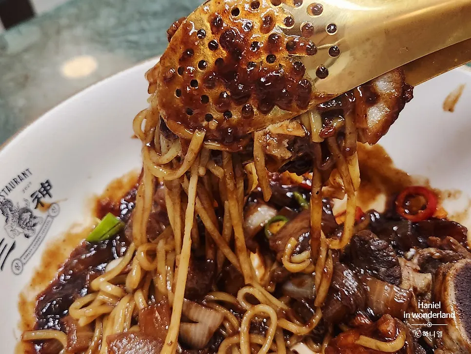 Galbi-jjim jajangmyeon noodles before mixing