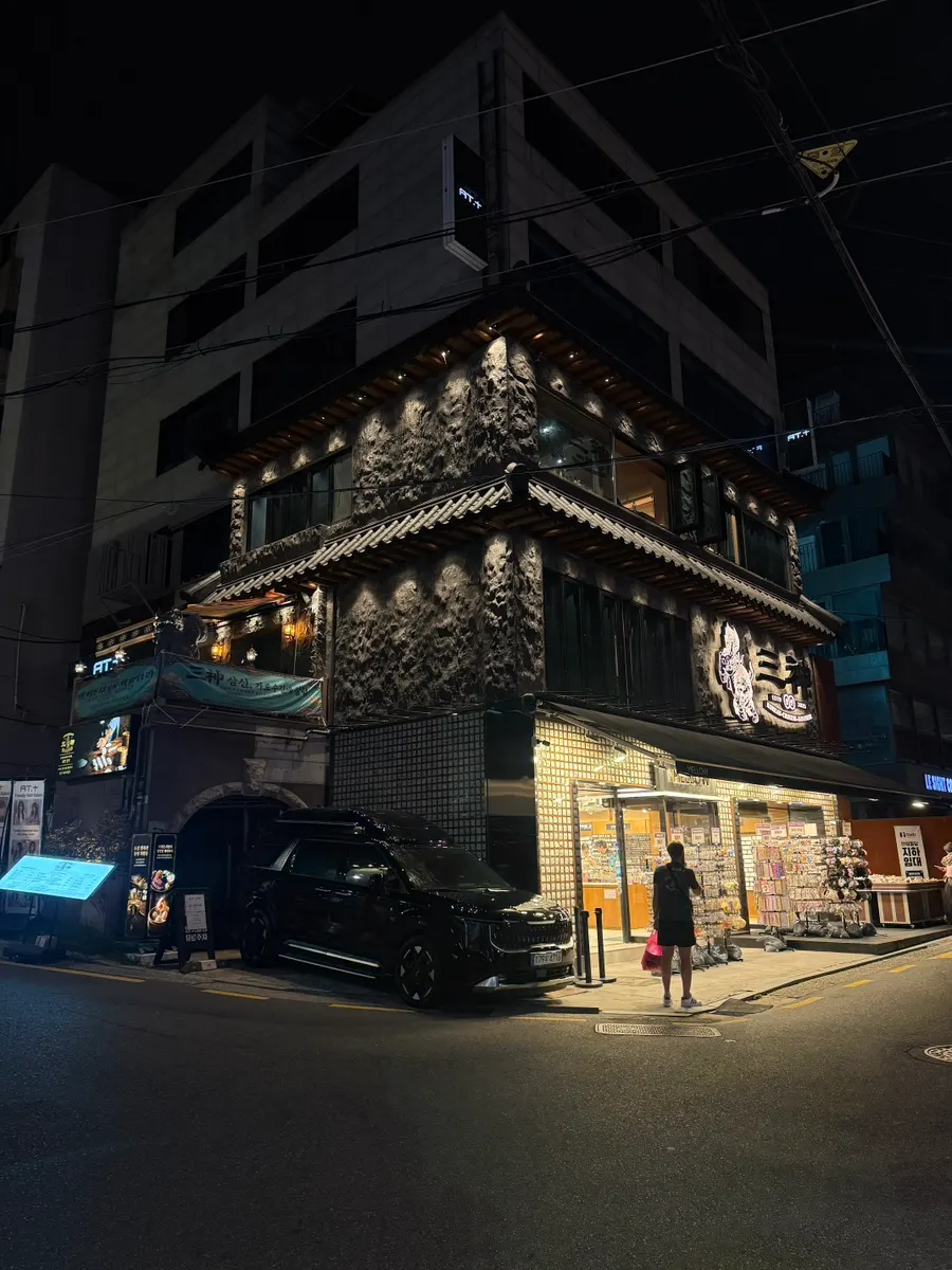 Exterior of Samsin Garosu-gil, which occupies the 2nd and 3rd floors of the building