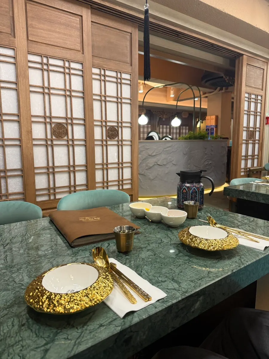 Samsin Garosu-gil's 3rd floor seating with wide spacing between tables