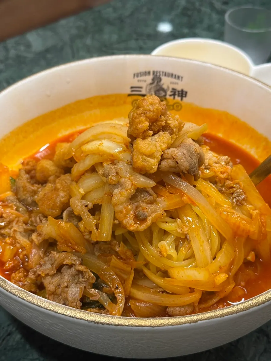 Meat jjamppong topped with chadolbagi and fried chicken wings