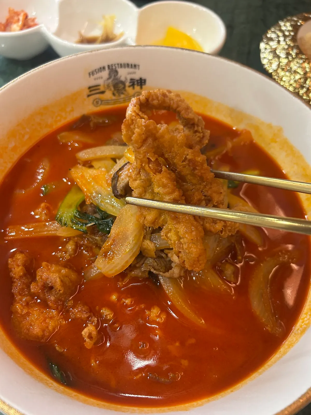 닭날개튀김이 올라간 테바나카 고기 짬뽕