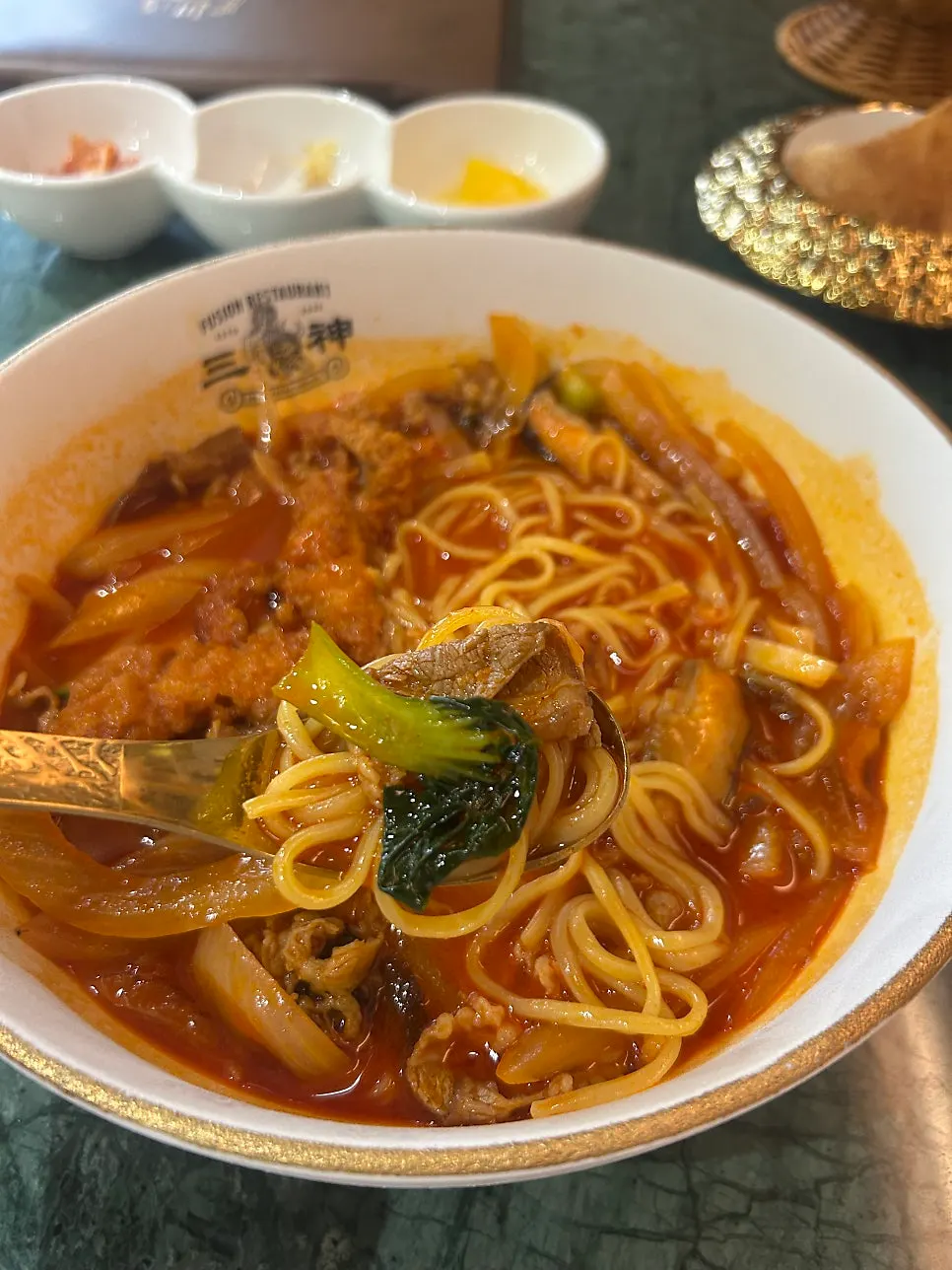 짬뽕 면을 들어 올린 모습