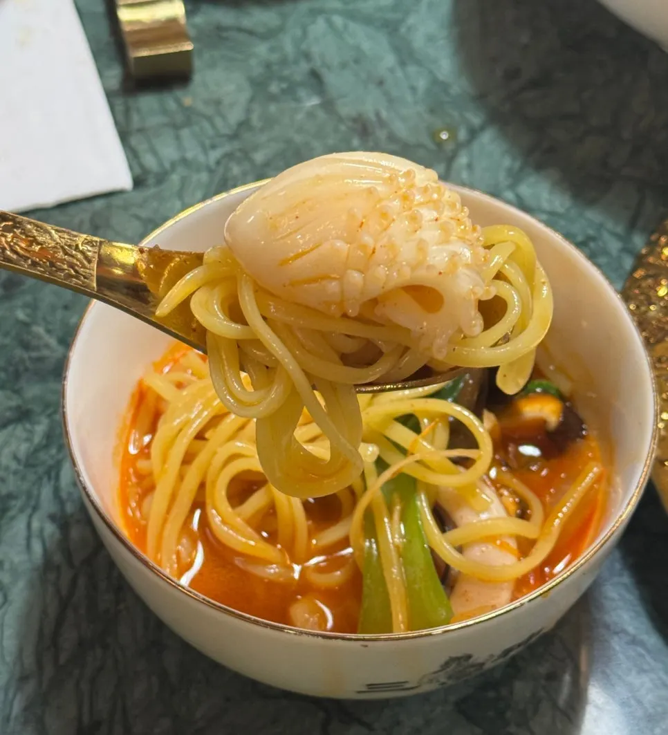 Lifting up a portion of jjamppong noodles