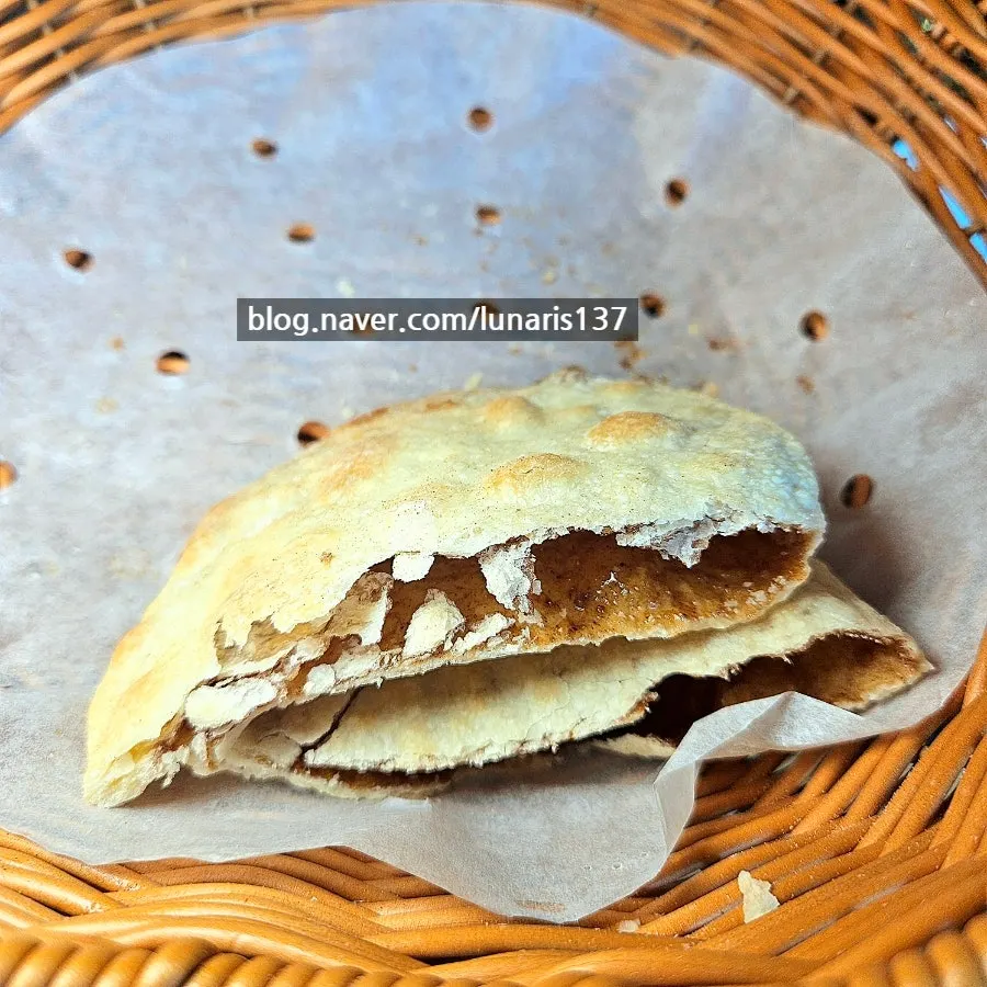 Gonggalppang bread served as an appetizer