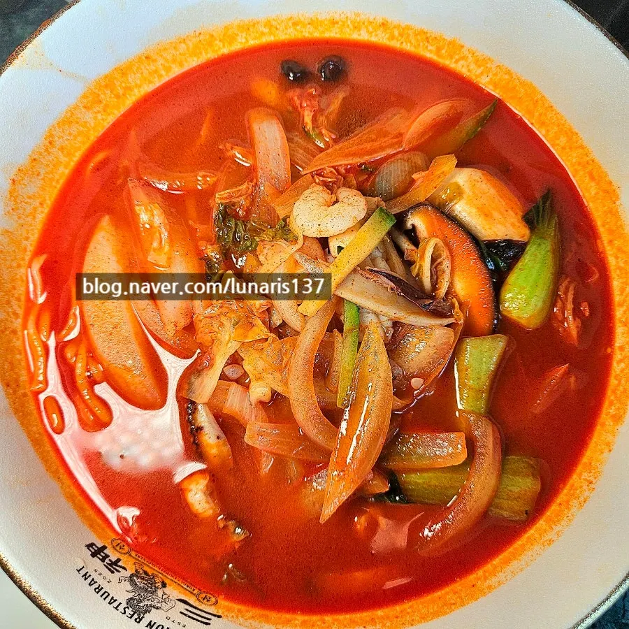 Broth of the East Sea seafood jjamppong