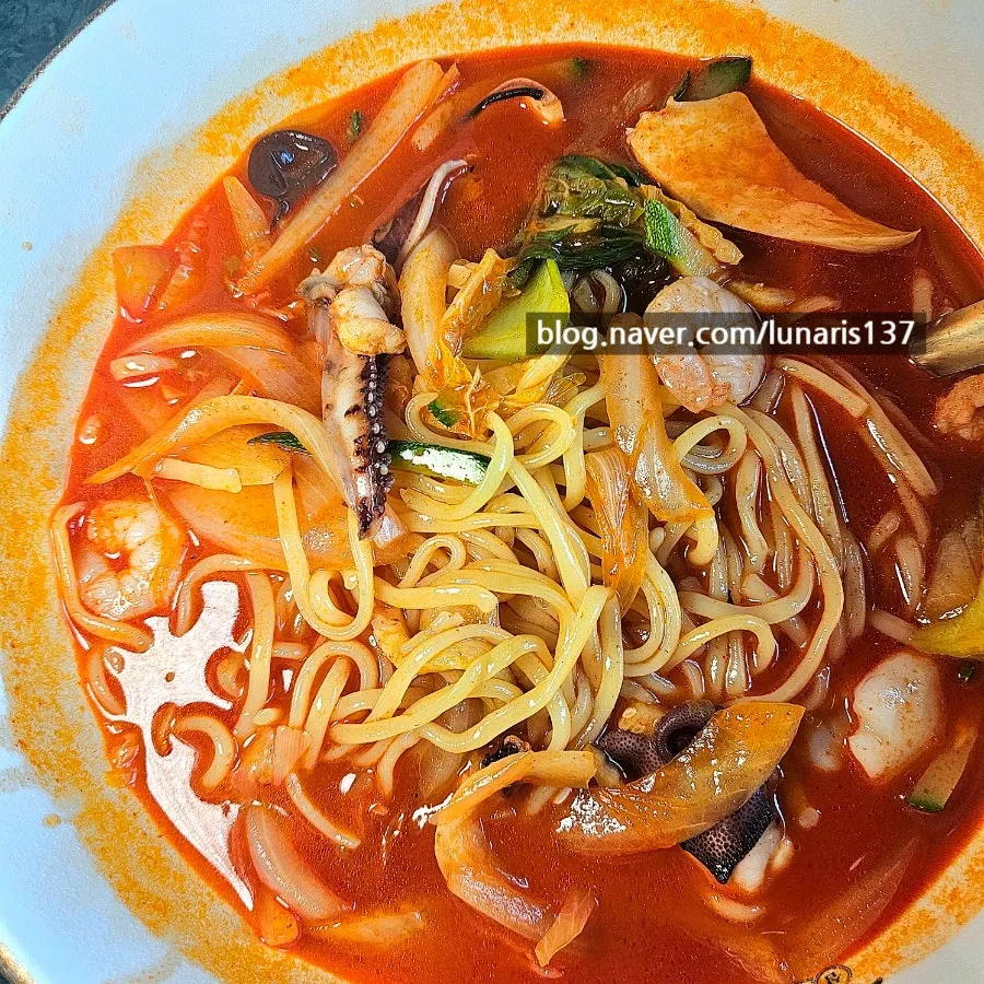 Shrimp and seafood in the jjamppong