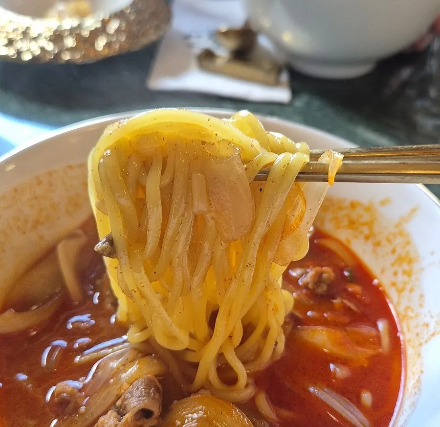 짬뽕 면을 들어 올린 모습