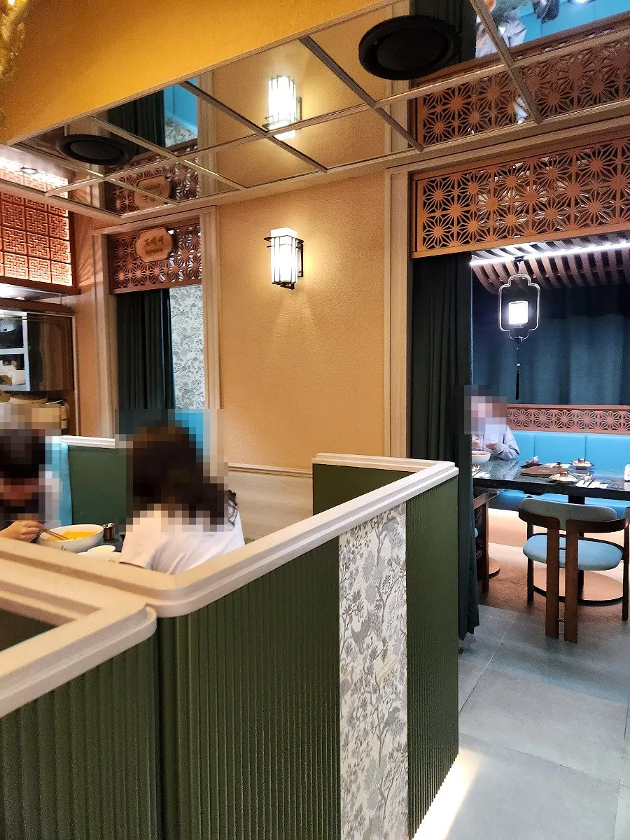입구 외부에 놓인 점심 코스 메뉴판