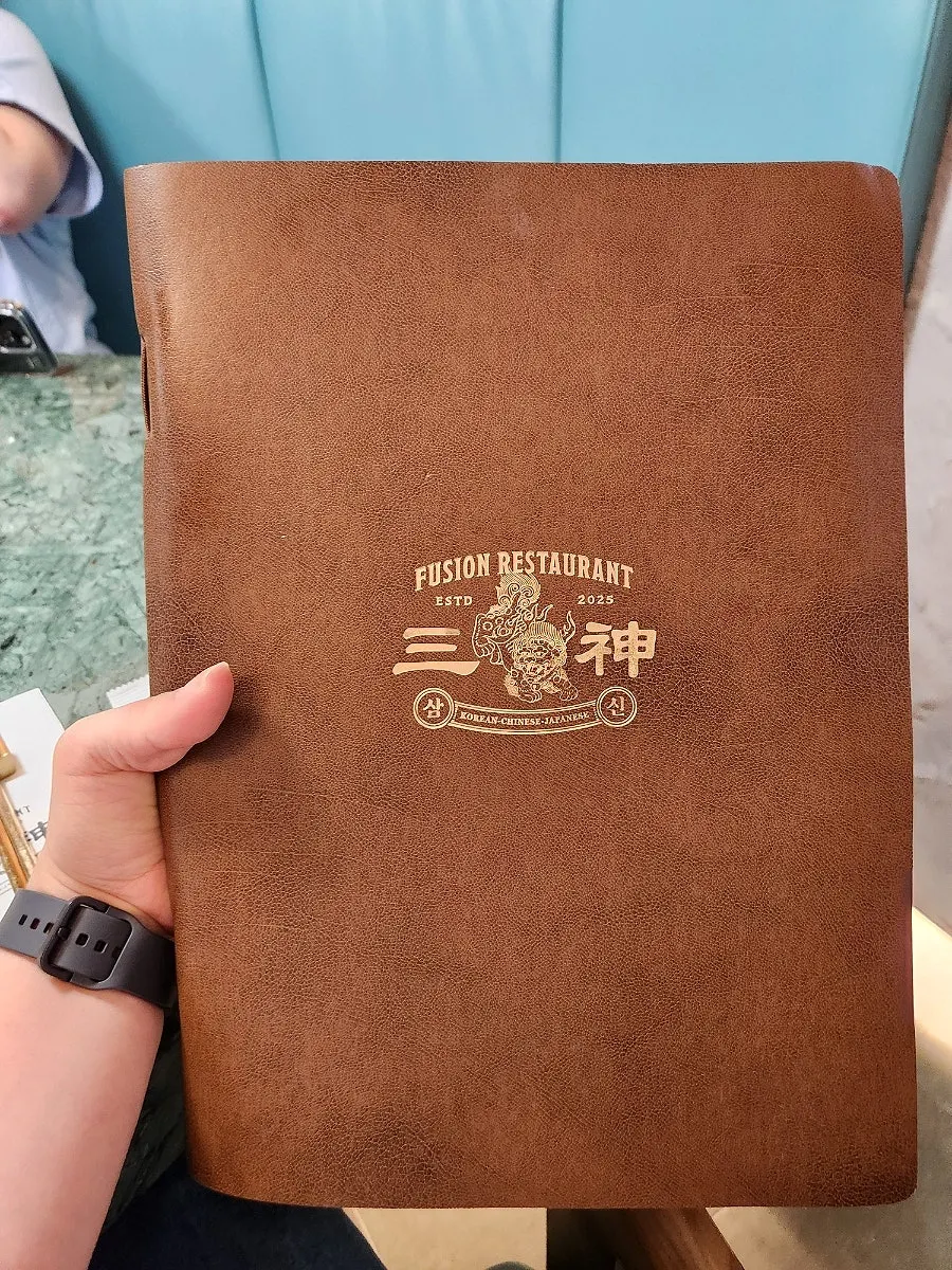 코스와 메인, 식사류가 적힌 메뉴판