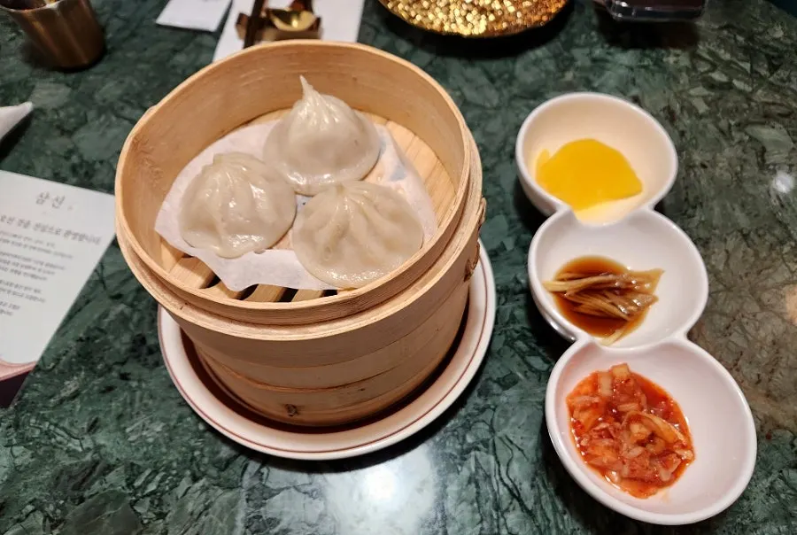 김이 오르는 샤오롱바오 한 세트
