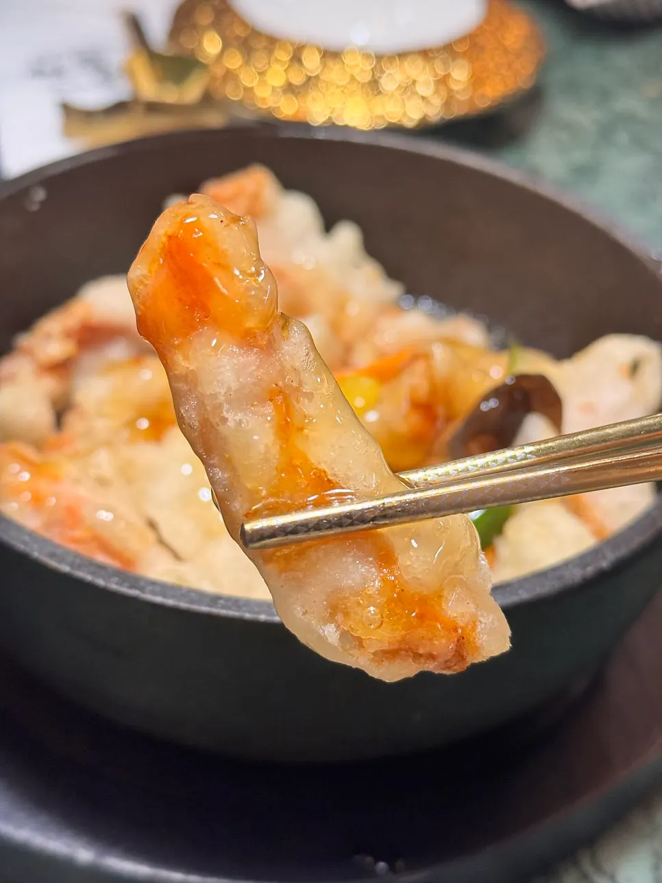 소스에 버무려진 도쿄탕수육 한 점