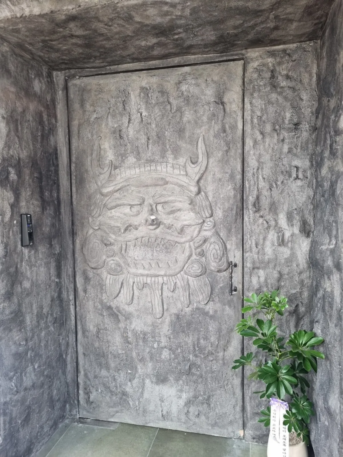 Entrance and exterior of Samsin Garosu-gil