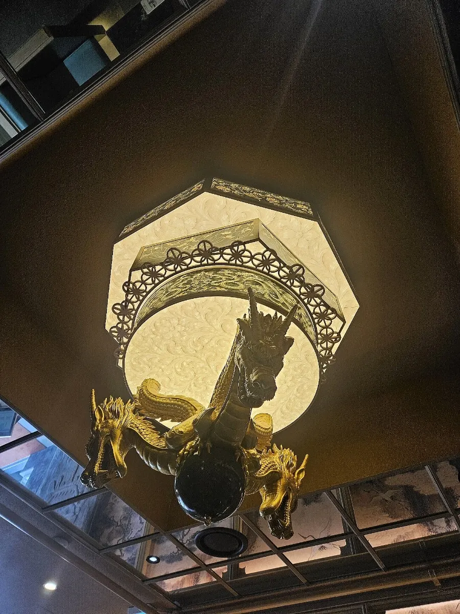 Front entrance view of the Sinsa Chinese restaurant Samsin