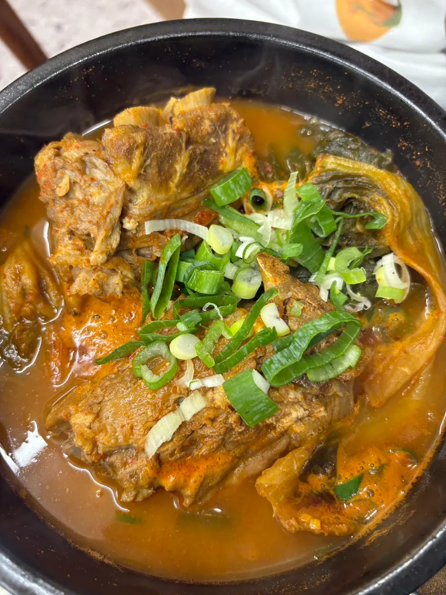 Table spread of gamjatang and bibim naengmyeon at Samsol Gamjatang Main Branch