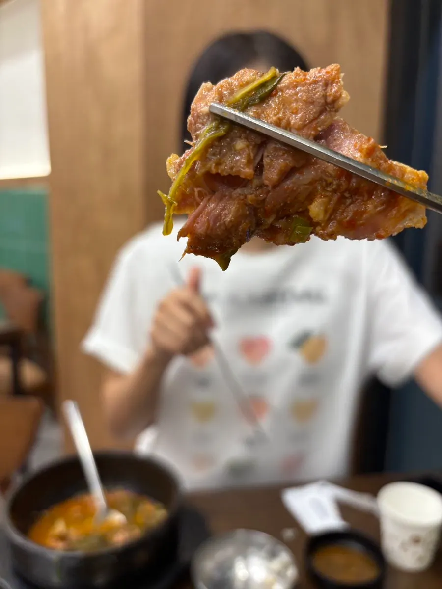 Gamjatang bone meat dipped in sauce
