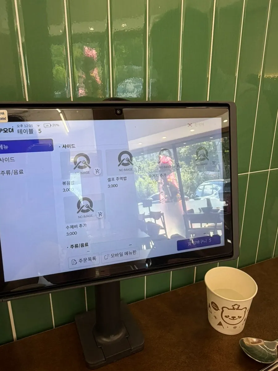 뼈찜과 냉면이 있는 메뉴 구성