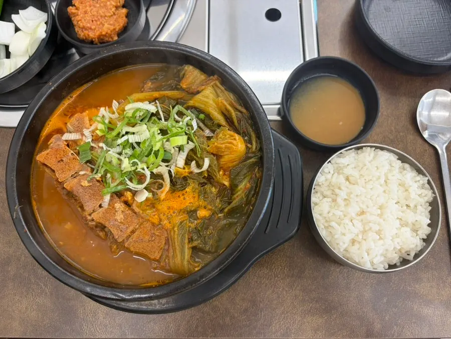 특대 뚝배기에 담긴 뼈해장국 한 상
