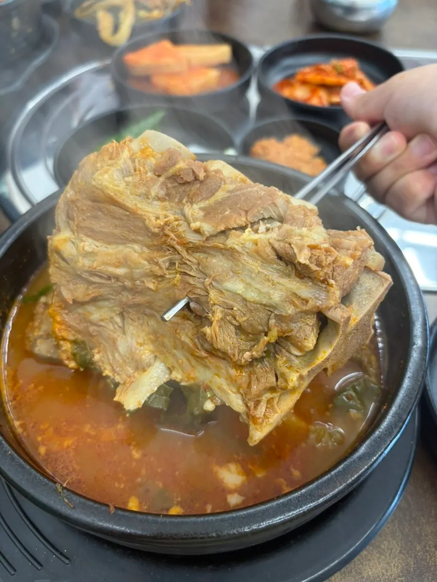 큰 뼈 두 개가 들어간 뼈해장국