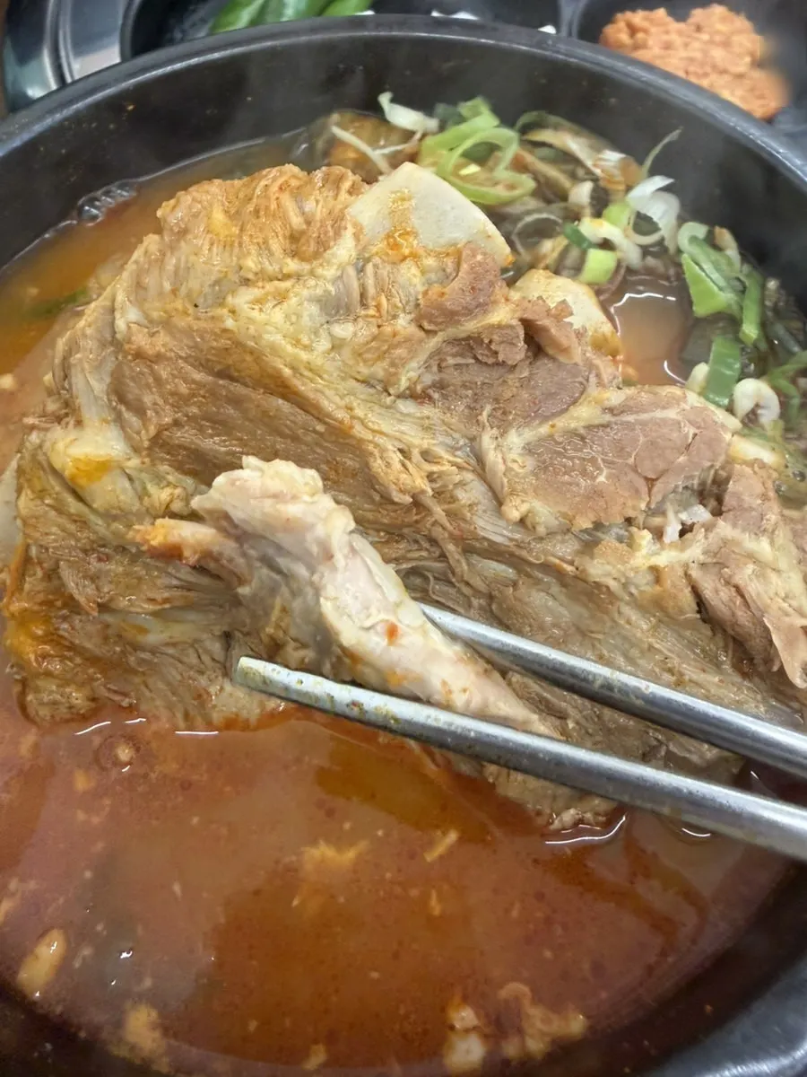젓가락으로 발라낸 뼈해장국 고기