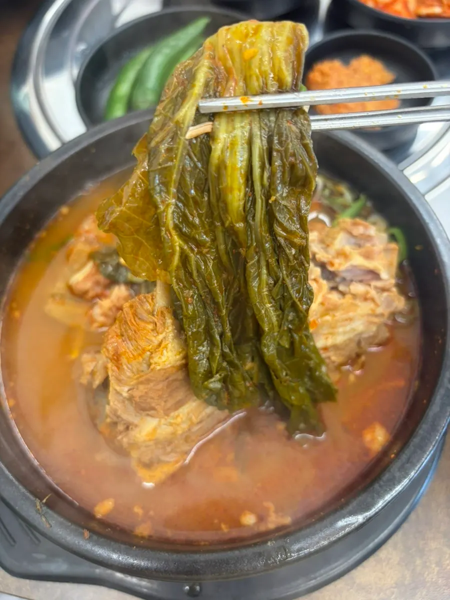 우거지가 큼직하게 들어간 얼큰한 국물