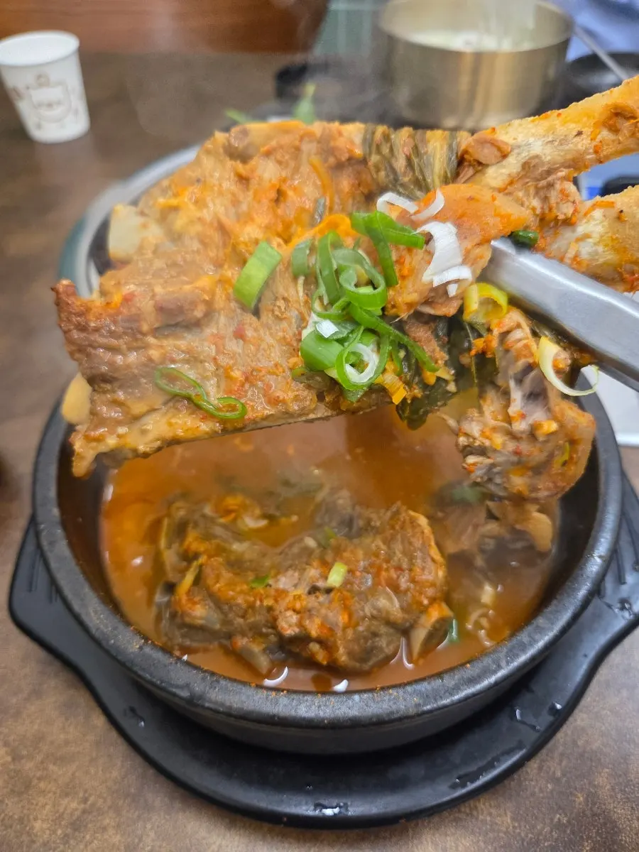 뚝배기에 담긴 우거지뼈해장국