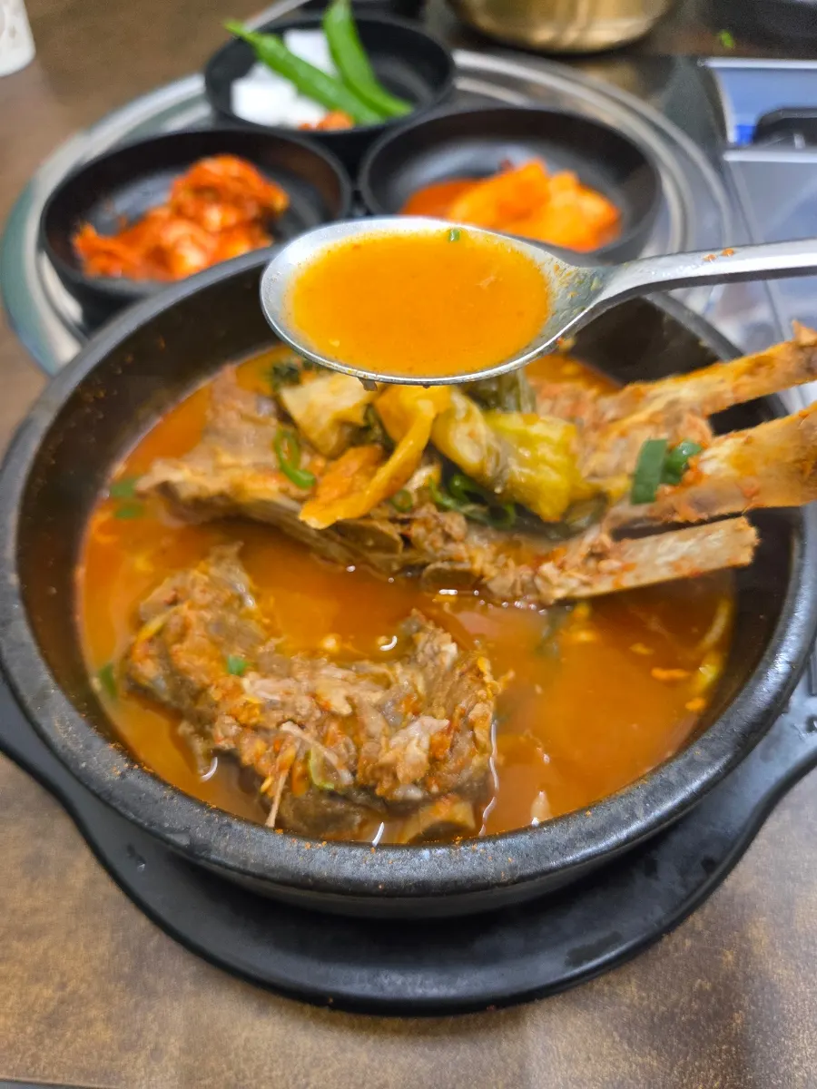 살을 발라낸 큰 돼지등뼈